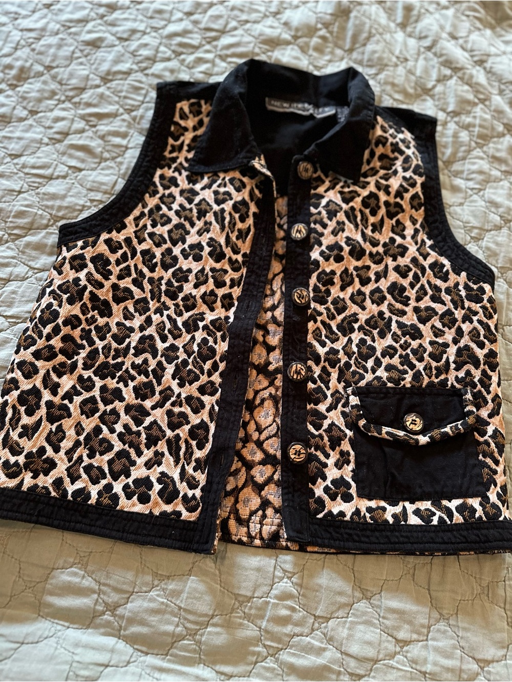 Vintage Sleeveless Leopard-Print Button Down Top in Black & Cream - Picture 5 of 11